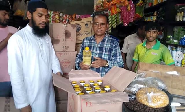 নওগাঁয় ৭৫৩লিটার তেল জব্দ, ৩ প্রতিষ্ঠানকে জরিমানা