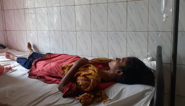 স্ত্রীর অধিকার চাইতে গিয়ে নির্যাতনে গৃহবধূ হাসপাতালে