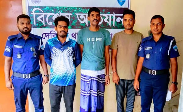 দেবীদ্বারে ক্রিস্টাল মেথসহ ৩ মাদক ব্যাবসায়ী আটক