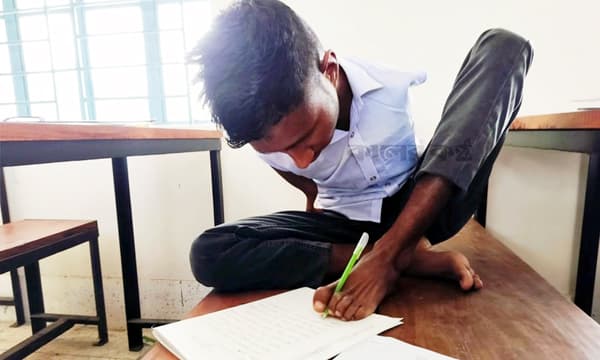 দুই হাত নেই, পা দিয়ে লিখে এসএসসি পাশ করল সিয়াম
