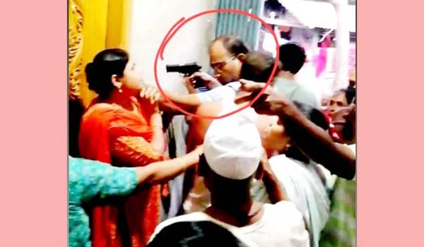 আসামি ধরতে গিয়ে পিস্তল ঠেকিয়ে স্বর্ণালংকার ছিনিয়ে নিল পুলিশ!