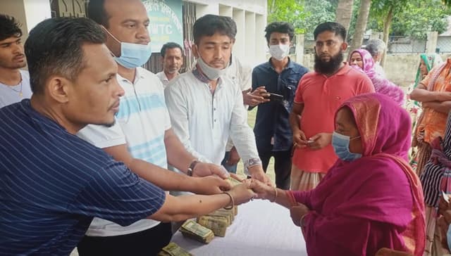 দৌলতদিয়ায় কর্মহীন ১'শ পরিবারের মাঝে নগদ অর্থ বিতরণ