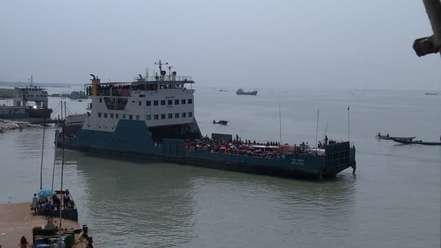 পাটুরিয়া-দৌলতদিয়া নৌরুটে ফেরি বন্ধ