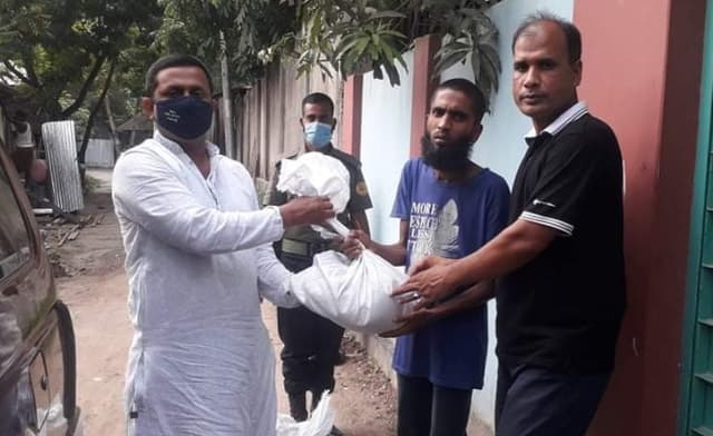ঘরে ঘরে ঈদের উপহার পৌঁছে দিচ্ছেন ইউএনও আজিজুল