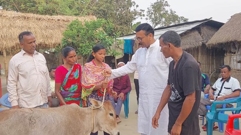 অন্ধ পরিবারের পাশে দাড়ালেন ভাষা সৈনিকের পুত্র ফিলিপ