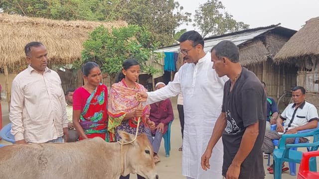 অন্ধ পরিবারের পাশে দাড়ালেন ভাষা সৈনিকের পুত্র ফিলিপ