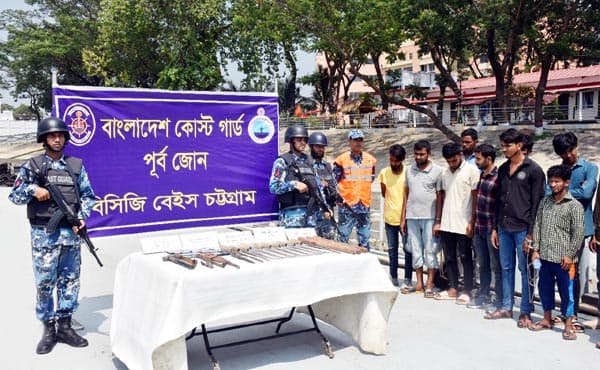 বঙ্গোপসাগরে কোস্টগার্ডের অভিযানে ১২ ডাকাত আটক