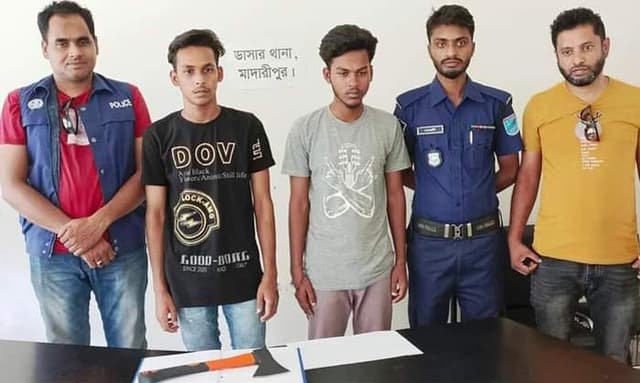 ডাসারে দেশীয় অস্ত্রসহ কিশোর গ্যাংয়ের দুই সদস্য আটক