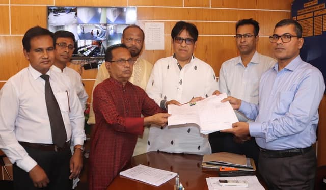 বিসিসি: মনোনয়নপত্র জমা দিলেন লাঙলের প্রার্থী ইঞ্জি: ইকবাল হোসেন তাপস