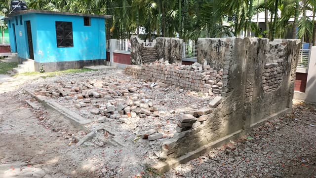 ভূরুঙ্গামারীতে প্রধান শিক্ষকের বিরুদ্ধে বিদ্যালয়ের ইট বিক্রির অভিযোগ