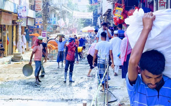 সড়ক বন্ধ করে চলছে উন্নয়ন কাজ, জনভোগান্তি