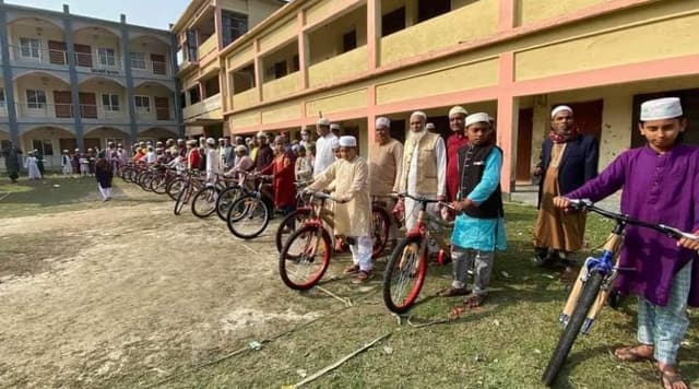 নিয়মিত নামাজ পড়ে ৪০ শিশু পেলো সাইকেল