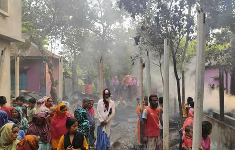 দেবীদ্বারে ভয়াবহ অগ্নিকাণ্ডে গরুসহ ৩টি ঘর পুড়ে ছাঁই