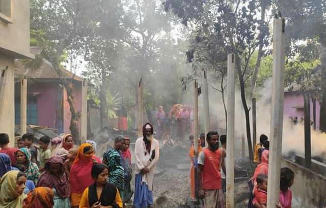 দেবীদ্বারে ভয়াবহ অগ্নিকাণ্ডে গরুসহ ৩টি ঘর পুড়ে ছাঁই