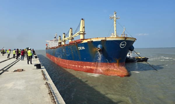 পায়রা বন্দরের নিজস্ব জেটিতে পন্য খালাস শুরু
