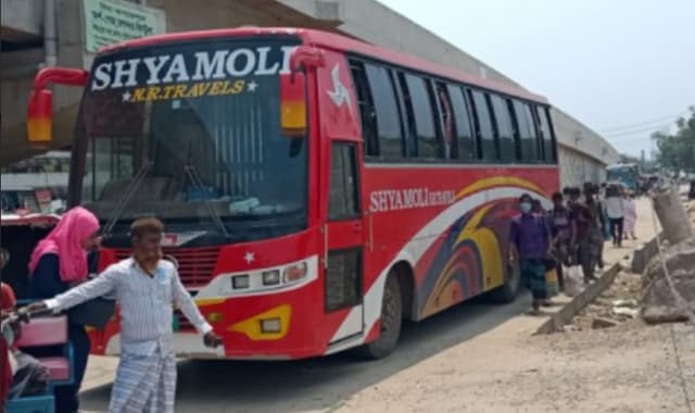 কালিয়াকৈরে নিষেধাজ্ঞা অমান্য করায় ৪০ গণপরিবহন আটক