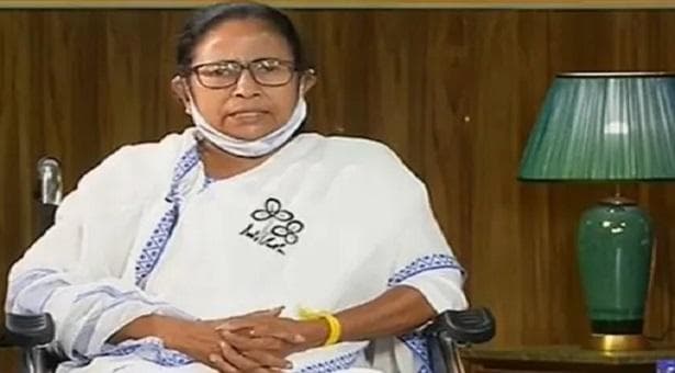 'আমাকে গ্রেফতার করুন’ সিবিআইকে মমতা