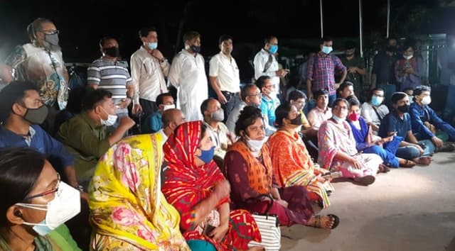 রোজিনার মুক্তি চেয়ে ওসির কক্ষের সামনে সাংবাদিকদের অবস্থান
