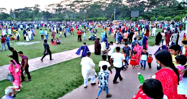 ঈদ আনন্দে মাতোয়ারা বরিশালের মানুষ, উপেক্ষিত স্বাস্থ্যবিধি