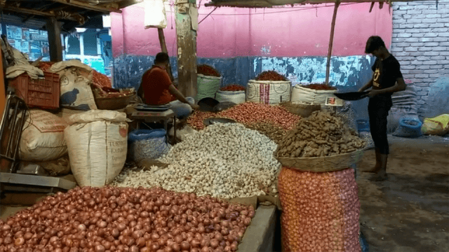 হিলিতে লাফিয়ে লাফিয়ে বাড়ছে দেশীয় পেঁয়াজ ও কাঁচা মরিচের দাম