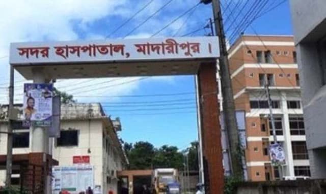ডাসারে গরু বোঝাই পিকআপ উল্টে একজন নিহত
