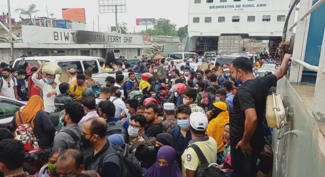 দৌলতদিয়া ঘাটে ঢাকামুখী যাত্রীদের চাপ অব্যহত