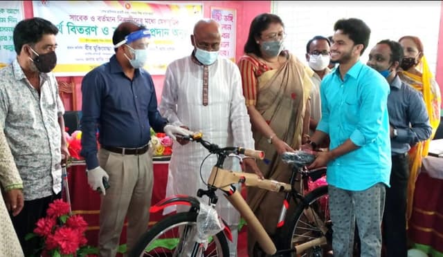নেত্রকোনায় মেধাবৃত্তির অর্থ ও সাইকেল বিতরণ