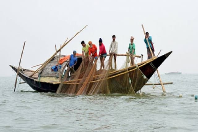 মধ্যরাত থেকে সাগরে ২ মাস মাছ ধরা নিষেধ