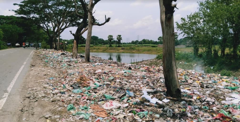 বর্জের আগুনে পুড়ছে সড়কের পাশে থাকা গাছ