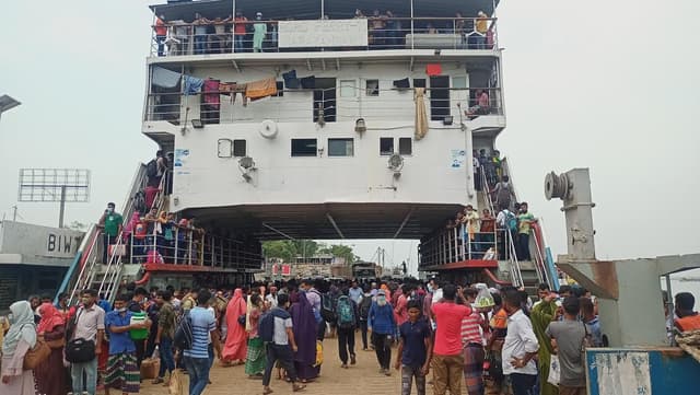 দৌলতদিয়া ফেরি ঘাটে উভয়মুখী যাত্রীর চাপ