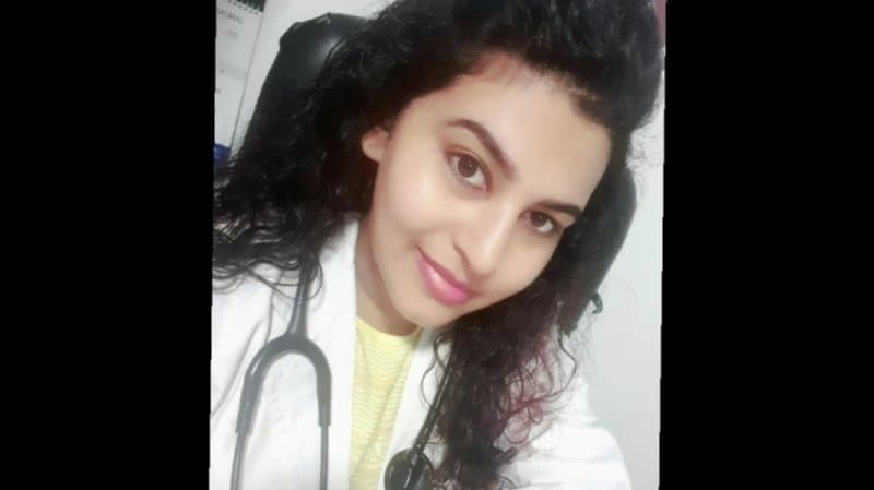 মুমূর্ষু মুসলিম করোনা রোগীকে কালেমা পড়ে শোনালেন হিন্দু চিকিৎসক