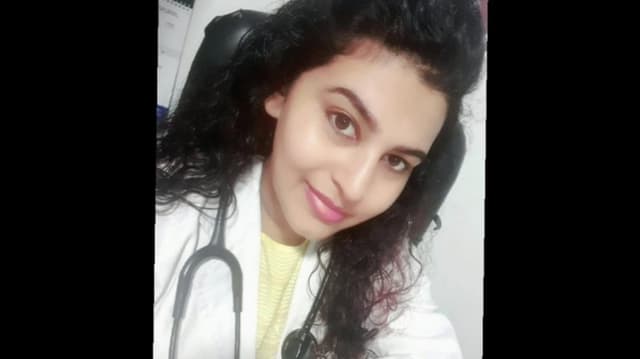 মুমূর্ষু মুসলিম করোনা রোগীকে কালেমা পড়ে শোনালেন হিন্দু চিকিৎসক