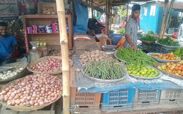 সরাইলে পেঁয়াজের কেজি ৮০ টাকা, দিশেহারা ক্রেতা