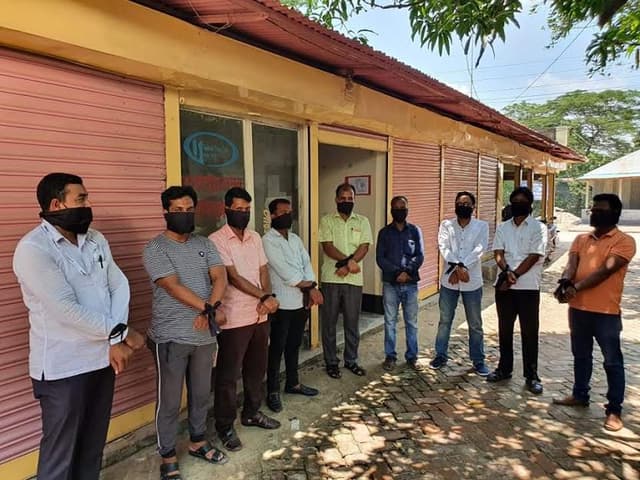 রোজিনার জন্য হাত ও মুখে কালো কাপড় বেধে সাংবাদিকদের প্রতিবাদ