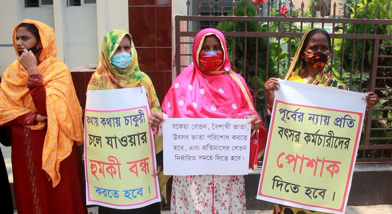 নওগাঁয় কলেজের কর্মচারীদের রিক্সা চালাতে বললেন অধ্যক্ষ, বিক্ষোভ