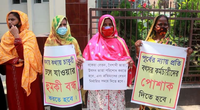 নওগাঁয় কলেজের কর্মচারীদের রিক্সা চালাতে বললেন অধ্যক্ষ, বিক্ষোভ