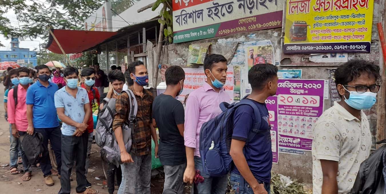 যাত্রীদের উপস্থিতিতে সরগরম বরিশালের বাস টার্মিনাল