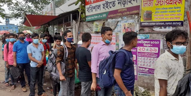 যাত্রীদের উপস্থিতিতে সরগরম বরিশালের বাস টার্মিনাল