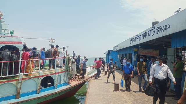 দৌলতদিয়া-পাটুরিয়া নৌরুটে লঞ্চ চলাচল শুরু, যাত্রীদের স্বস্তি