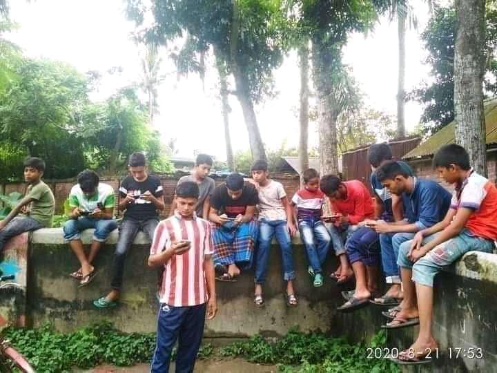মোবাইল গেম-এ আসক্ত মোংলার তরুণ প্রজন্ম, শংকিত অভিভাবকরা