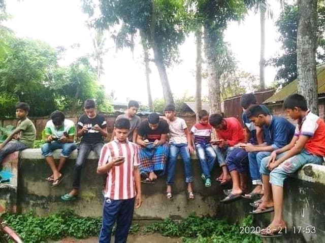 মোবাইল গেম-এ আসক্ত মোংলার তরুণ প্রজন্ম, শংকিত অভিভাবকরা