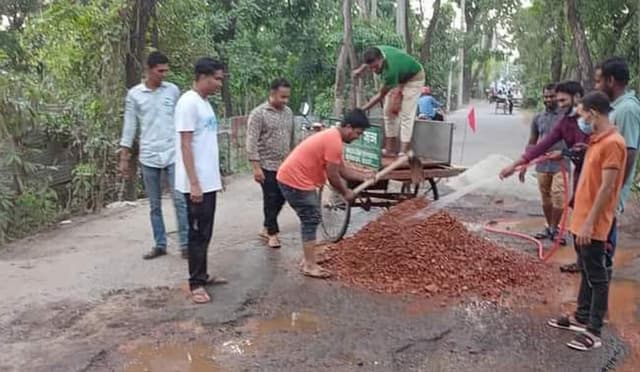 বরিশালে এলজিইডি’র সড়ক সংস্কার করছে যুবসমাজ !