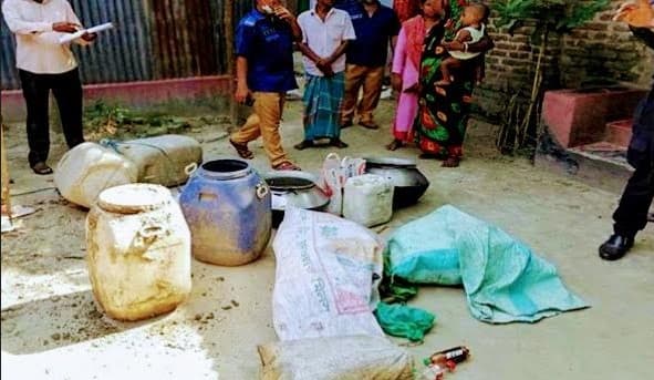 সরাইলে ৯০ লিটার চোলাই মদসহ গ্রেফতার-৩