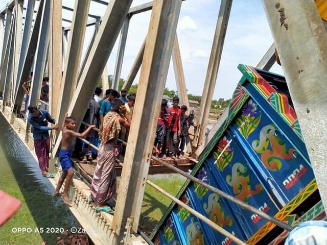 মালবাহী ট্রাকে ভেঙ্গে পড়লো আশাশুনির মরিচ্চাপ ব্রীজ