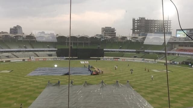 বৃষ্টিকে জয় করে মুশফিকের সেঞ্চুরি