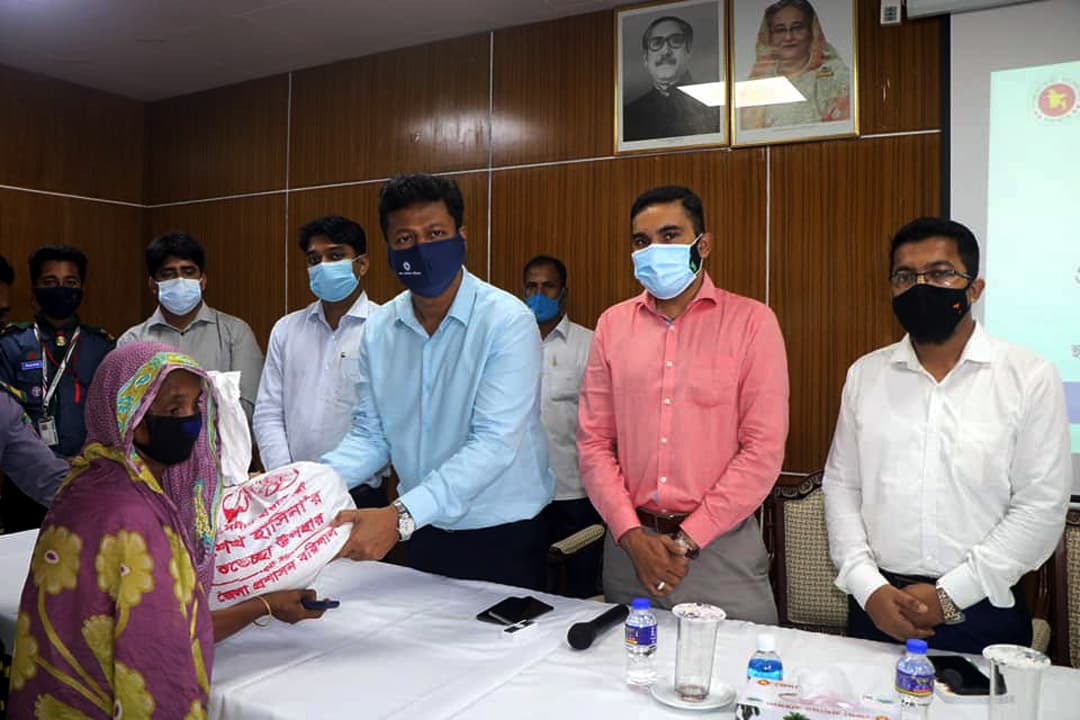 ৩৩৩এ ফোন: বরিশালে খাদ্য সহায়তা পেল ২ শতাধিক মানুষ