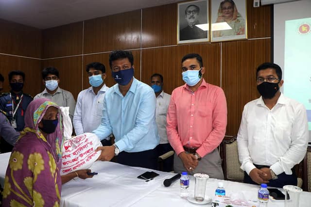 ৩৩৩এ ফোন: বরিশালে খাদ্য সহায়তা পেল ২ শতাধিক মানুষ