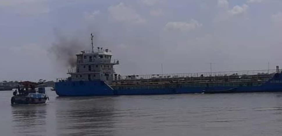 তেলবাহী ট্যাঙ্কারে আগুন লেগে একজনের মৃত্যু