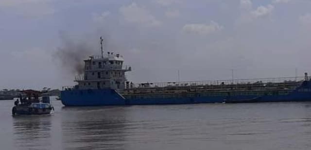 তেলবাহী ট্যাঙ্কারে আগুন লেগে একজনের মৃত্যু