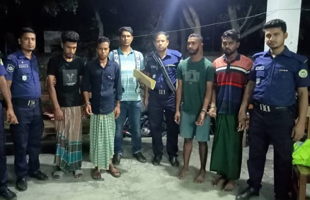 মহিপুরে কিশোর গ্যাংয়ের আরও ৪ সদস্য গ্রেফতার